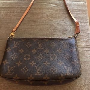 Authentic LOUIS VUITTON pochette should bag.